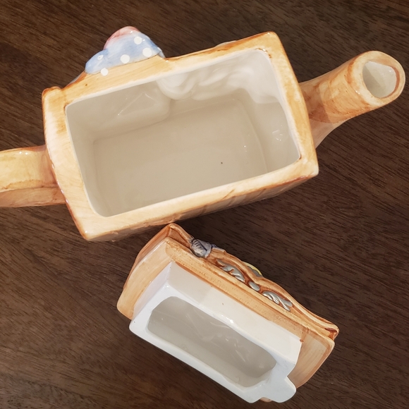 Wardrobe Shaped Teapot with Cat & Dog - Picture 6 of 10